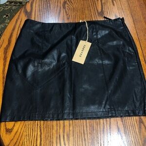 NWT FAHSYEE SIZE XLARGE BLACK FAUX LEATHER SKIRT.
